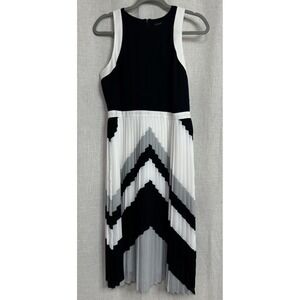 Banana Republic Women's Black White Gray Sleeveless Chevron Dress Pleated Size 6